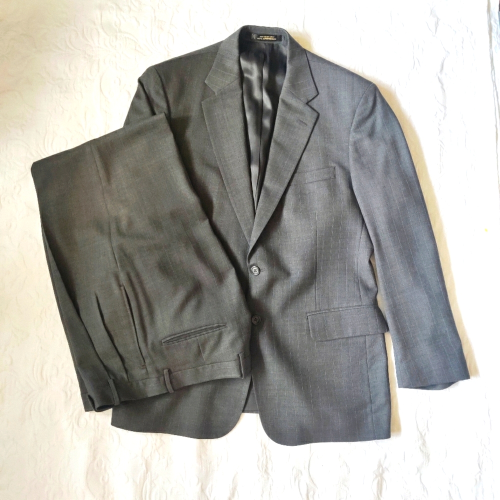 Tom James 2-pc. Men's Suit. Jacket 40-42R. Pants 32/30. Striped Gray.